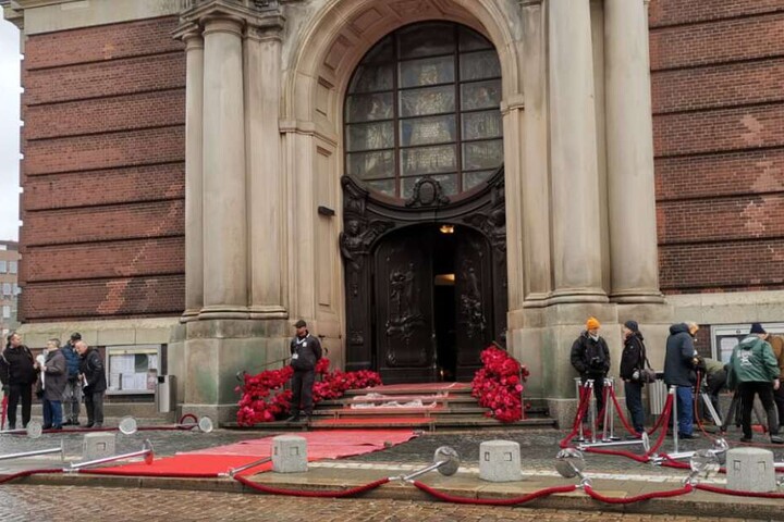 Ein roter Teppich liegt vor dem Michel.