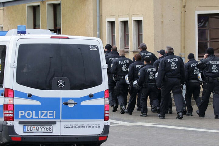 Mit einem Großaufgebot sichert die Polizei die Veranstaltung ab.