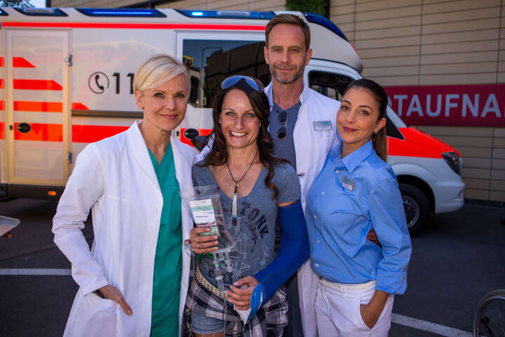 Erinnerungsfoto am Ende des Drehtags: Andrea Kathrin Loewig (51, Dr. Kathrin Globisch), Julian Weigend (46, Dr. Kai Hoffmann), Arzu Bazman (40, Oberschwester Artu Ritter) und Komparsin Franziska Görner (Mitte).