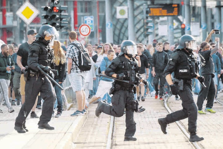 Nach dem Abbruch des Stadtfestes am 26. August 2018 kam es zu Demos und Ausschreitungen.