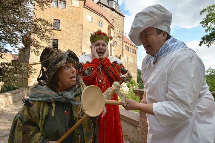 Streit im Märchenland: Hexe (Verena Kermes), König Norbert (Norbert Hein) und Koch (Thomas Kühn) streiten sich, wer die wichtigste Märchenfigur ist.
