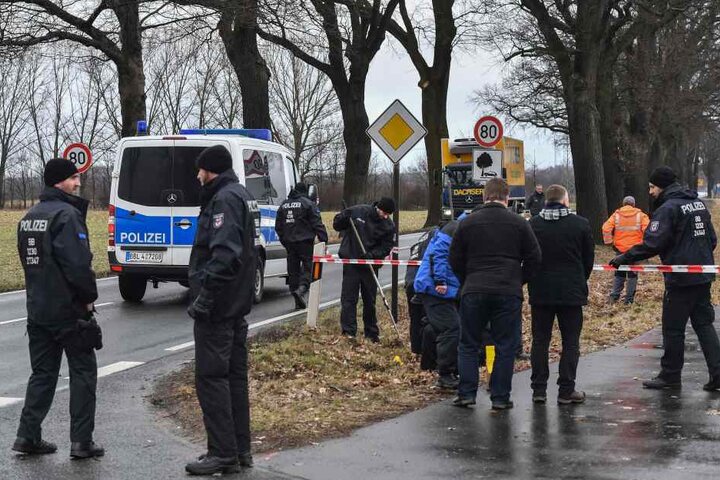 Einsatzkräfte am Unglücksort in Müllrose.