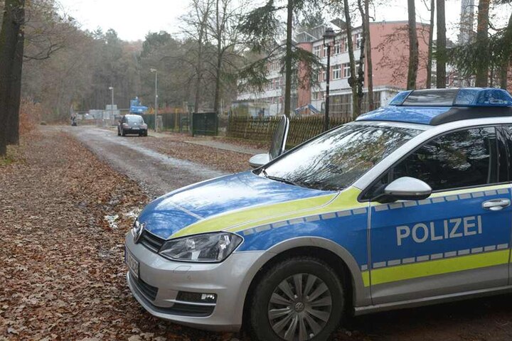 Ein Polizeiauto sperrt die Zufahrt zur zum Fundort.