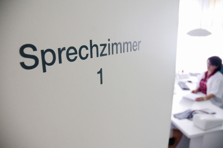Hinter verhältnismäßig wenigen Sprechzimmertüren sitzt in Bayern eine Frau. (Symbolbild)
