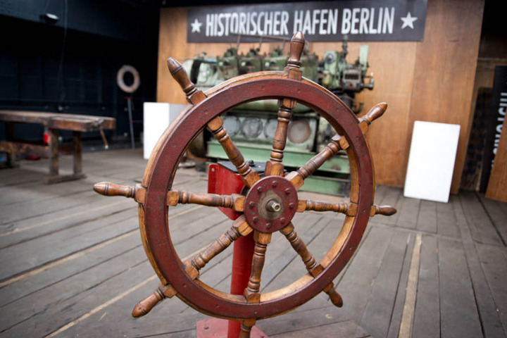 Ein alter Lastkahn steht am ehemaligen Zollsteg der DDR am Osthafen, der nun der "Historische Hafen Berlin" ist.