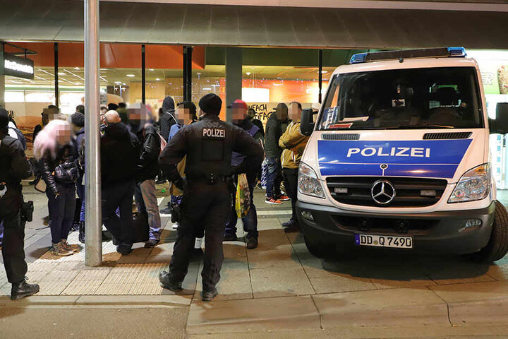 Die Polizei kontrollierte am Donnerstagabend in Chemnitz mehrere Passanten.