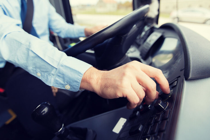 Nach dem Mord an seinem Nachbarn soll der 25-Jährige einen Busfahrer mit einem Messer verletzt haben (Symbolbild).