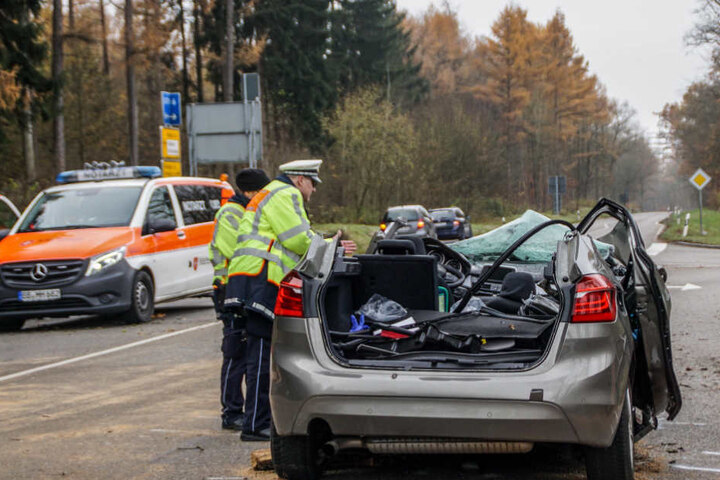 Im Wagen saßen zwei Frauen.