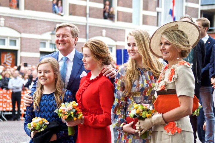 Die royale Familie: König Willem-Alexander und Königin Maxima (rechts) mit den Töchter, Kronprinzessin Amalia (2. von rechts), Prinzessin Alexia und Ariane (links) bei den Feierlichkeiten zum niederländischen "Königstag".