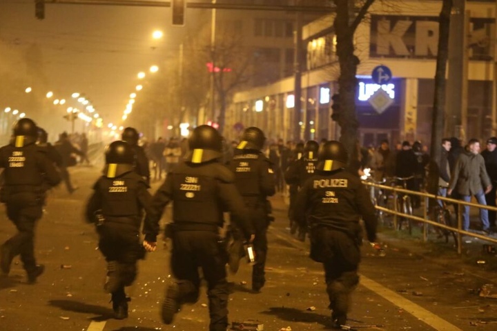 Insgesamt wurden vier Beamte verletzt und neun Personen vorläufig festgenommen.