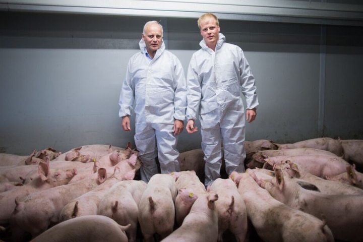 Der Bundestagsabgeordnete Johannes Röring (CDU) steht neben seinem Sohn Christian, der den Schweinemastbetrieb führt.
