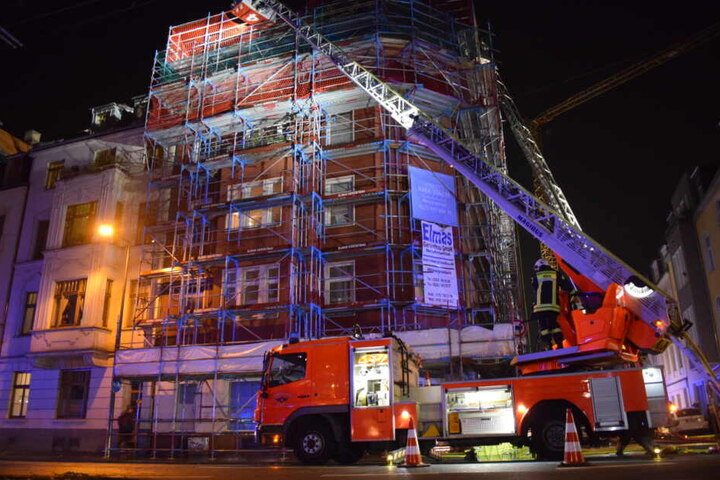 Die Feuerwehr rückte auch mit Drehleitern an.