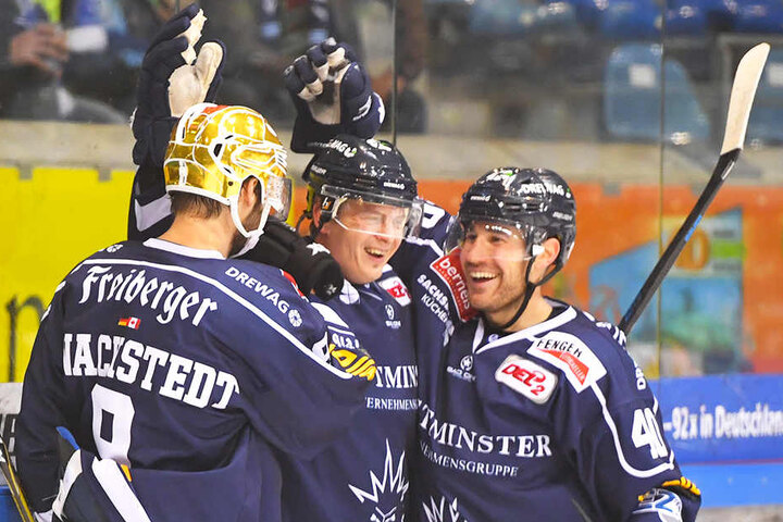 Jordan Knackstedt (l.) und Nick Huard (r.) feiern Martin Davidek für seinen Doppelpack.