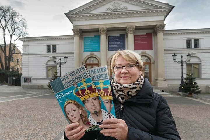 Gera Schlee verteilt ehrenamtlich in Plauen die Werbehefte des Theater Fördervereins. Laut Ministerium haben 40 Prozent aller Sachsen über 14 Jahre ein Ehrenamt.