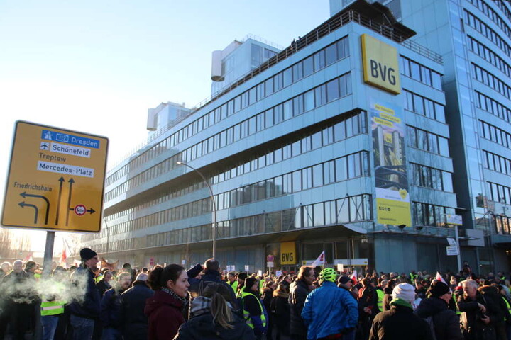 Mehr Lohn, weniger Arbeitszeit und Solidarität für die Angestellten von BVG-Subunternehmen, das fordern die Streikenden.
