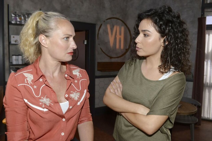 Maren (l.) und Shirin sind fassungslos.