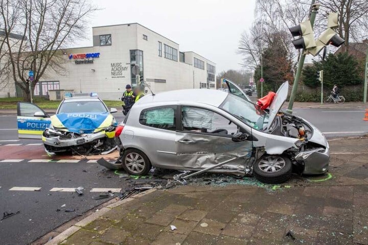 Die Polizisten fuhren nach Polizeiangaben mit Sirene und Blaulicht zu einem Einsatz. Dabei kollidierten sie mit dem Auto.