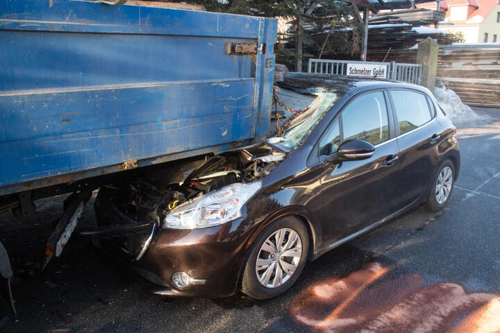 Der Fahrer krachte unter das Heck des Lasters und wurde schwer verletzt.
