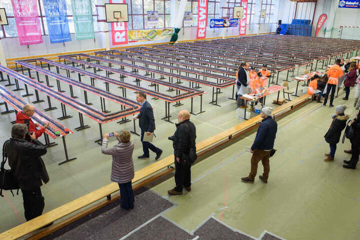 Der Riesenkuchen ist fertig. Mehr als 700 Meter schlängelt er sich durch die Turnhalle.