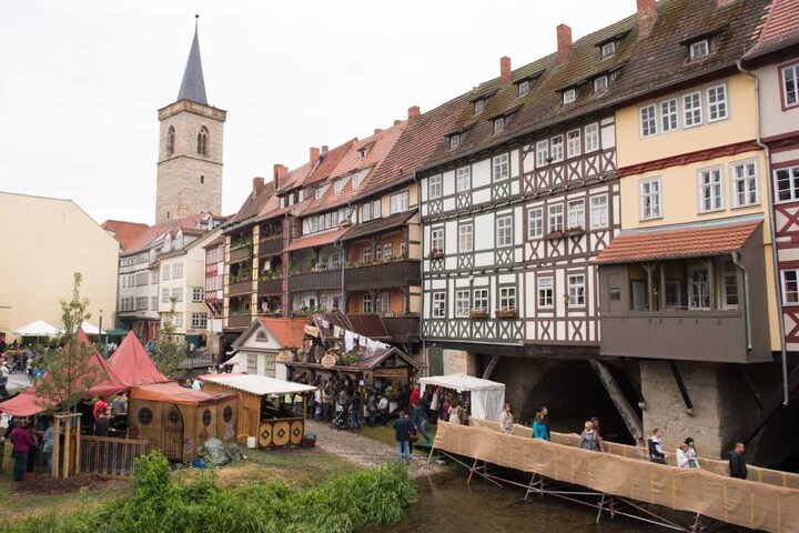 Direkt an der Krämerbrücke lädt ein kleiner Weihnachtsmarkt zum Verweilen ein.