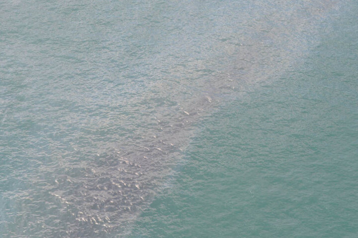 Die Ölspur wurde 25 Kilometer westlich von Helgoland entdeckt.