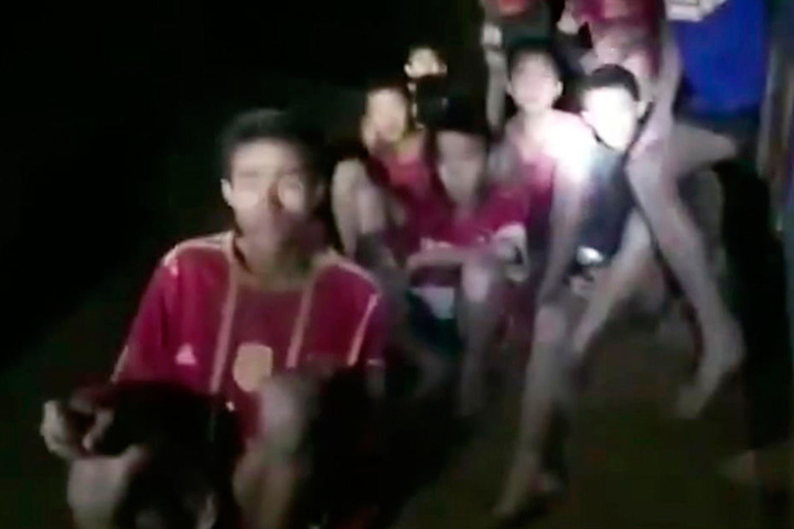 Eine der Thai Navy Seals zur Verfügung gestellte Aufnahme zeigt die vermissten Jugendfußballer und ihren Trainer, nachdem sie in einer Höhle entdeckt wurden.