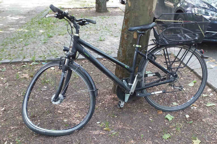 Ein zweites Fahrrad mit verbogenem Vorderrad lehnt an der Unfallstelle an einem Baum.