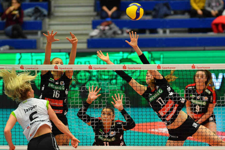 Die DSV-Volleyballerinnen Brie King (v.l.n.r.), Milica Kubura und Camilla Weitzel blocken den Ball von Aachens Marrit Jasper am Netz.