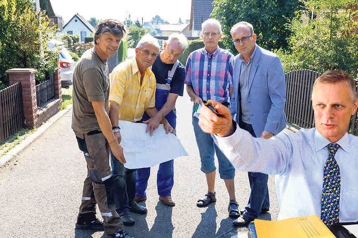 Michael Bretschneider (56), DieterBräuer (66), Herbert Hergert (66), Volkmar Schweizer (65, alle hinten) und Landtagsabgeordneter Joerg Vieweg (45, SPD, v.l.) streiten seit Jahren mit dem Entsorger ESC um Abwasserrohre. ESC-Chef Manfred Wüpper (62, ganz r