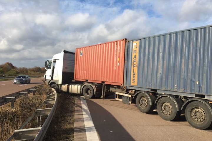 Der Lkw krachte in die Mittelleitplanke.