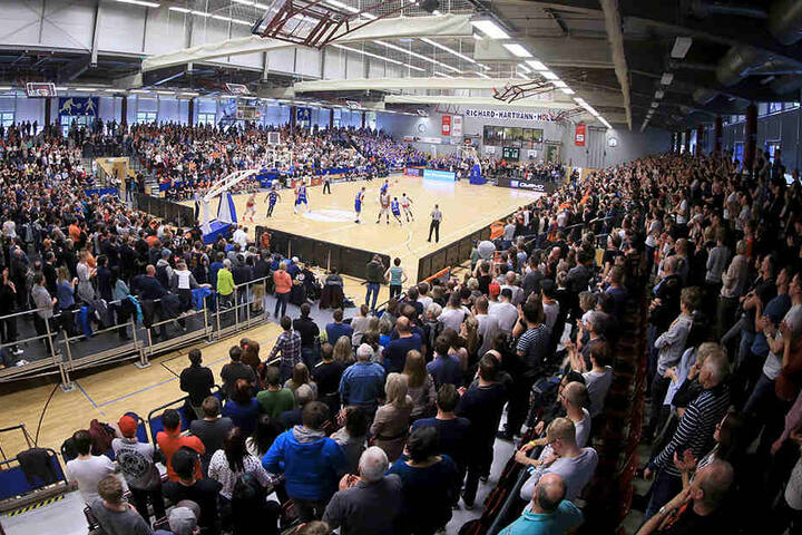 Die Hartmann-Halle, Spielstätte der Niners Chemnitz, erhält für 560.000 Euro neues Licht und mehr Plätze.