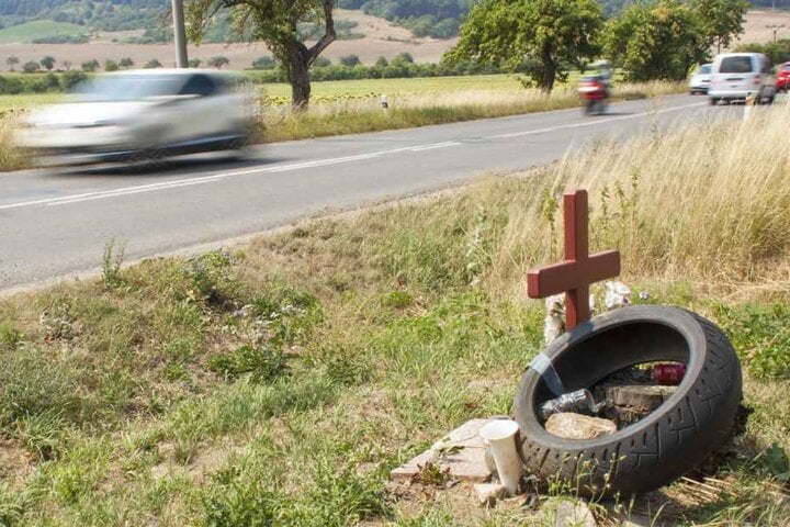 Der 25-Jährige starb noch an der Unfallstelle. (Symbolbild)