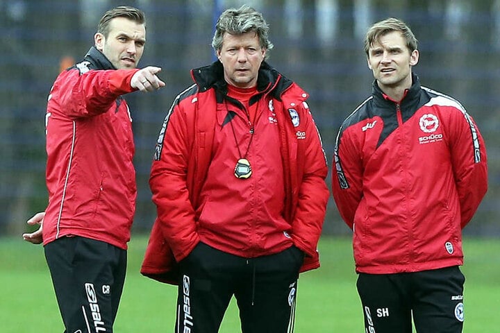 Jeff Saibene (mi.) soll den DSC mit seinen Cos, Carsten Rump (li.) und Sebastian Hille (re.), vor dem Abstieg retten.