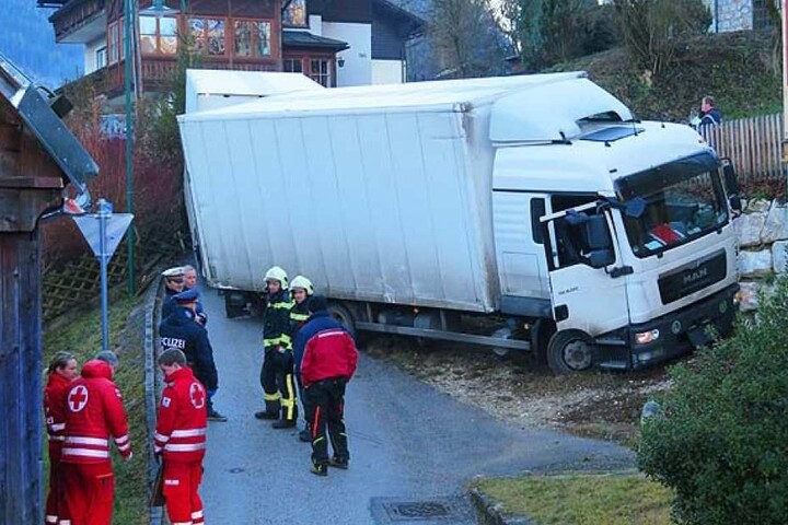 Der eigene LKW zerquetschte den Deutschen an einer Mauer.