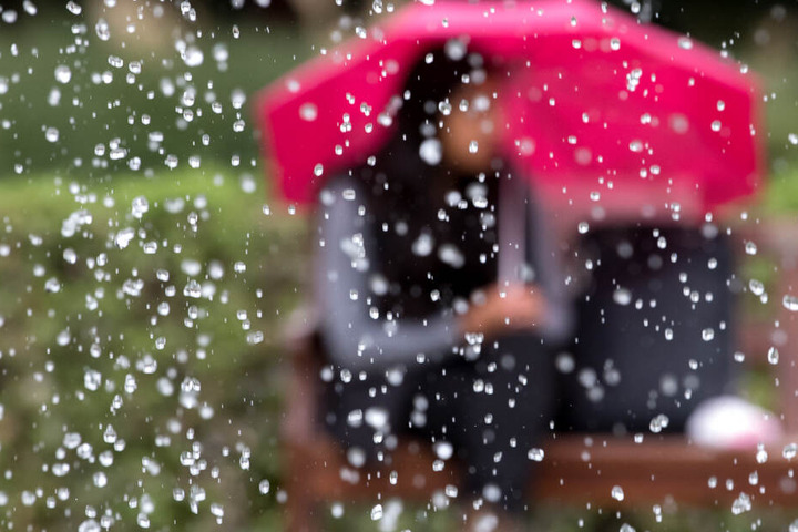 Das Wetter in Bayern wird am Wochenende von Regenschauern und Böen geprägt. (Symbolbild)