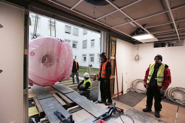 In der Wand wurde extra ein Loch gelassen, damit das tonnenschwere Gerät sicher ins Krankenhaus gelangen konnte.