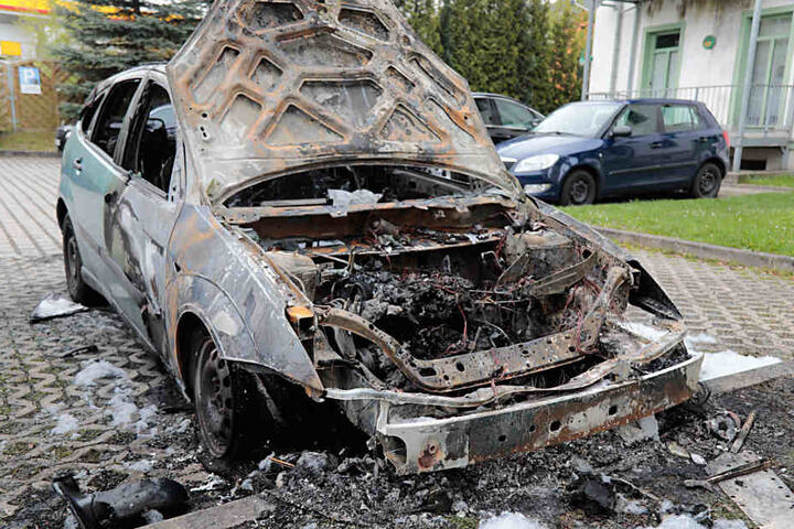 Der Ford brannte komplett aus.