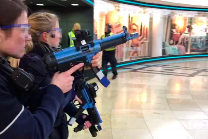 Zwei Polizistinnen mit Maschinengewehren während der Übung in der Passage.