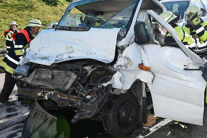 Auf der Autobahn 99 bei München wurde ein 50 Jahre alter Mann bei einem Crash schwer verletzt.