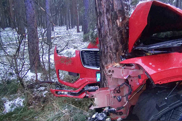 Zum Zeitpunkt des Unfalls hat es stark geschneit, die Landstraße war mit Schneematsch bedeckt.