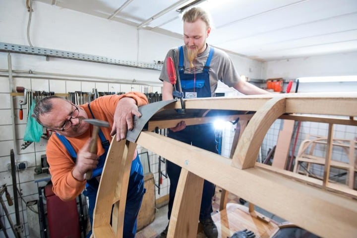 Jürgen Leiber (61, links) und Marc Becker (28) arbeiten an der neu gebauten Holzkarosse eines Framo-Kombis.