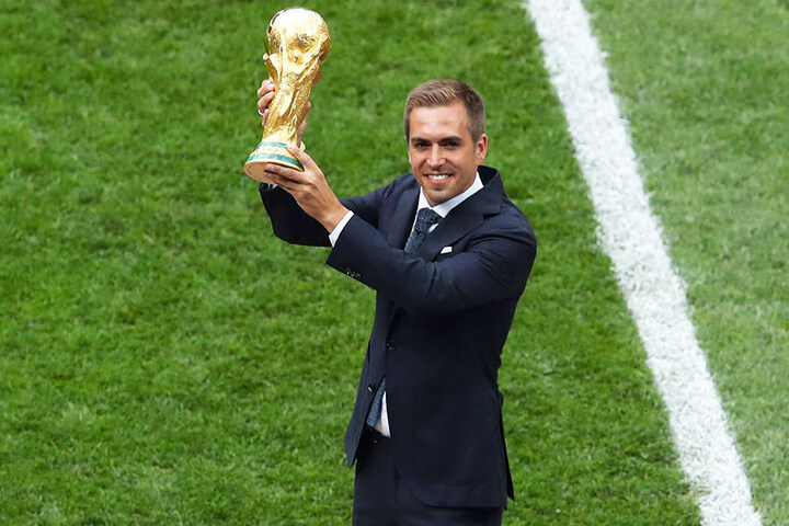 Philipp Lahm durfte vorm Finale den WM-Pokal präsentieren. Kurz zuvor wurde er von Peter Neururer scharf für seine Aussagen gegen Jogi Löws Führungsstil kritisiert.