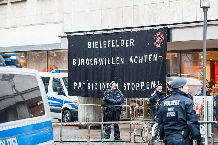 Mit einem riesigen Banner brachten die Gegendemonstranten ihre Meinung kund.