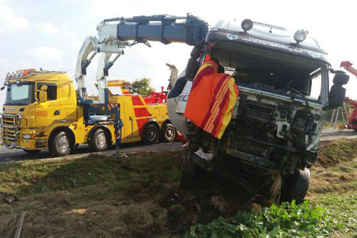 Der Lkw musste mit einem Bergefahrzeug geborgen werden.