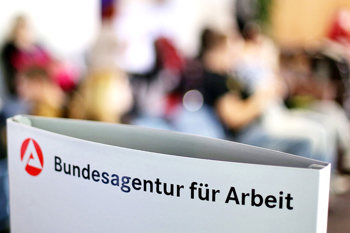 Wartende bei der Agentur für Arbeit. (Symbolbild)