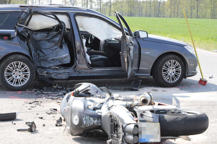Mit etwa 90 km/h knallte der Biker in den Mercedes. Der erst 20 Jahre alte Philip T. verstarb noch an der Unfallstelle.