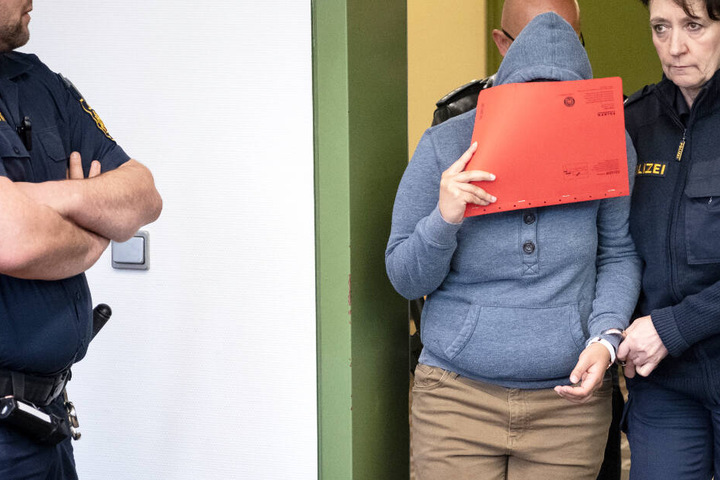Die Angeklagte verdeckte im Gericht ihr Gesicht. Die Vorwürfe gegen sie schockieren.