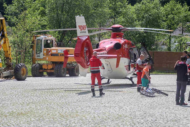 Der Verletzte wurde mit dem Hubschrauber in die Klinik geflogen.