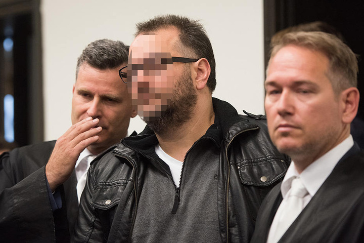 Wilfried W.s Rechtsanwalt Detlev Binder (links) beantragt ein neues Gutachten für seinen Mandanten (Mitte). Rechts steht Carsten Ernst, W.s zweiter Anwalt.