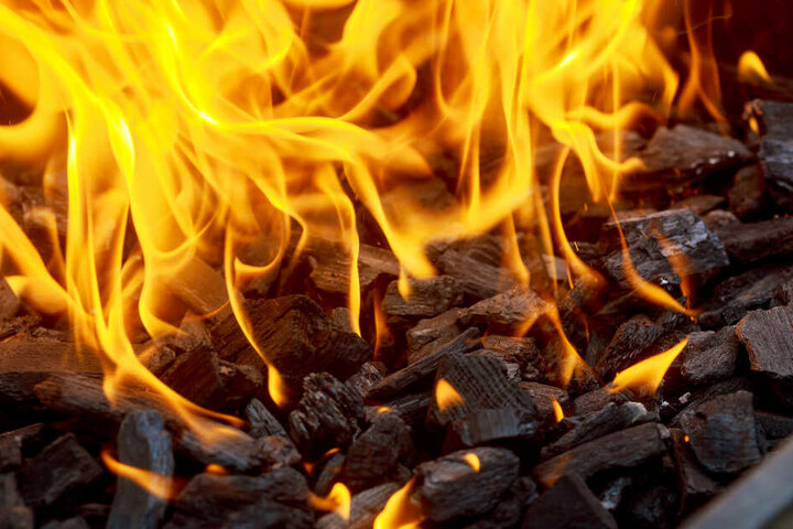 Das Feuer sollte eigentlich nur im Kamin brennen, geriet dann aber außer Kontrolle.